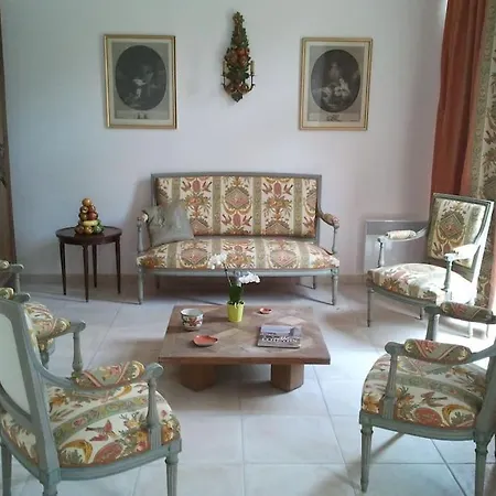 Maison De Charme Dans Un Beau Jardin 